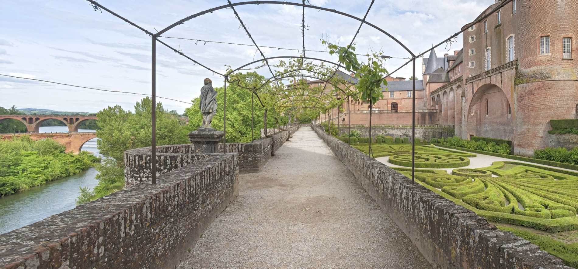 Les jardins du palais de la Berbie et la vallée du Tarn, à Albi